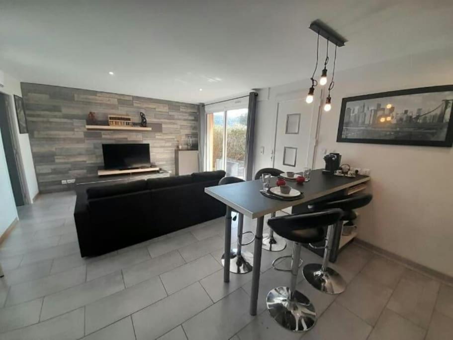 Appartement Spacieux &Tres Calme. Spacious & Very Quiet Apartment. Carros Exterior photo